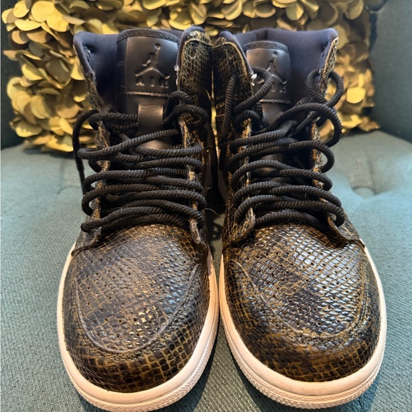 Nike Air Jordan 1 Retro High OG - Picture 4 of 7